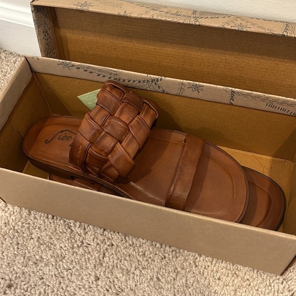 FREE PEOPLE Woven River Sandals Tan New in Box Size 7 - Picture 7 of 7